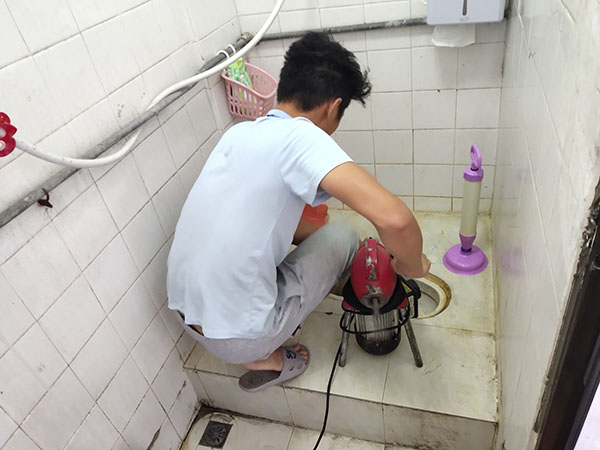 龙山管道堵塞冒臭气 专业师傅现场解决问题