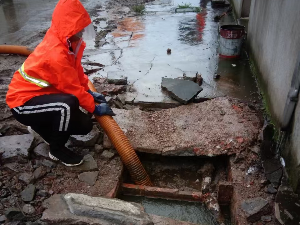 龙山专业清理污水池 炜誉市政以规范流程守护城市 “肠道”