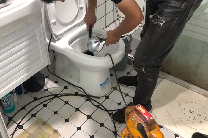 龙山马桶堵塞自己疏通还是找师傅？专业上门服务让你省时更省心
