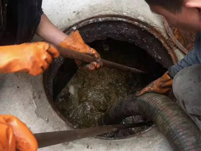 龙山清理化粪池时如何避免沼气的危害？